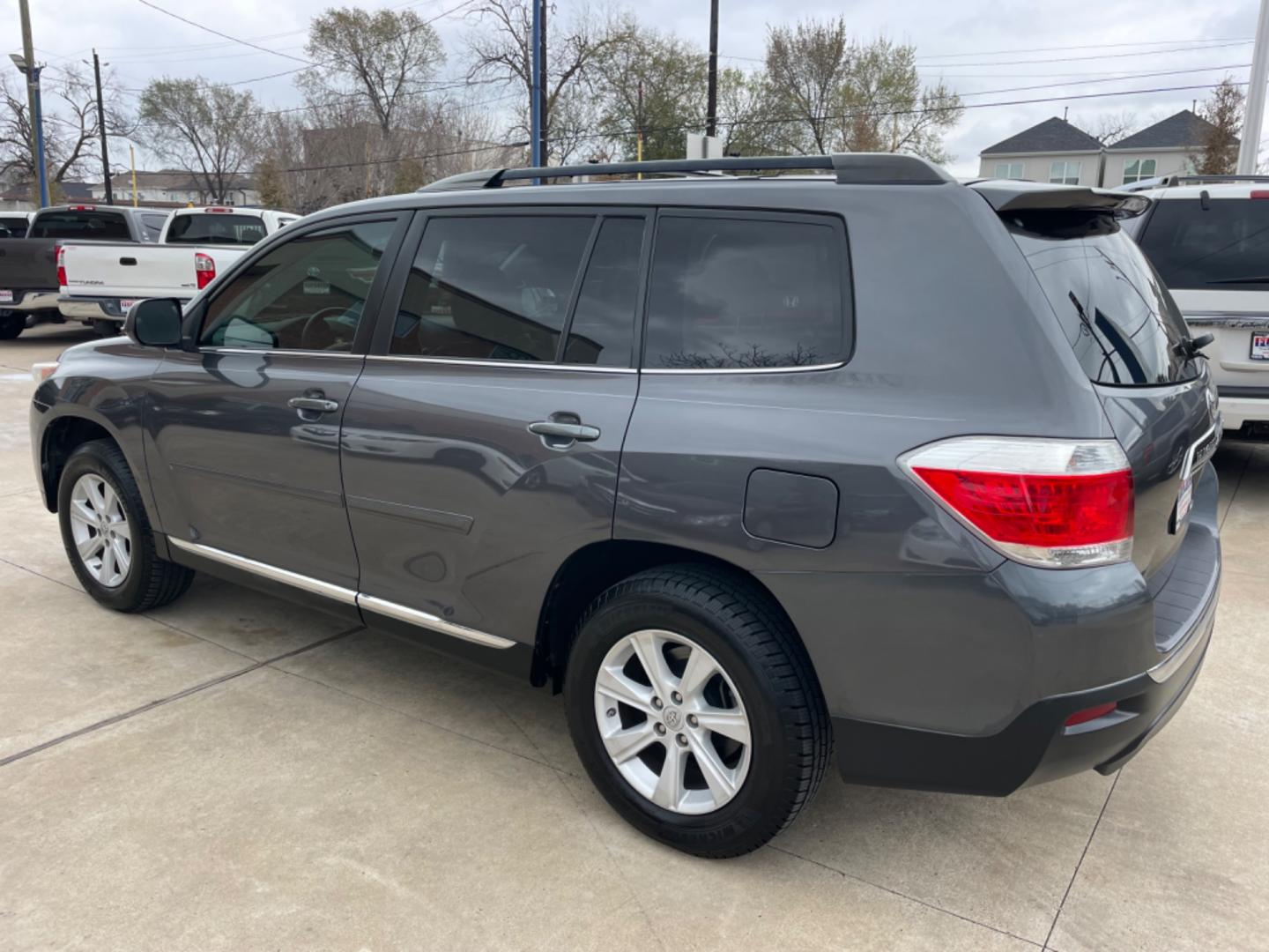 2013 Gray /Silver Toyota Highlander (5TDZK3EH0DS) with an V6 engine, Automatic transmission, located at 1501 West 15th St., Houston, 77008, (713) 869-2925, 29.797941, -95.411789 - Photo#3